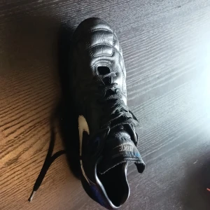 Fotbollskor - Fotbollskor som är svart om lit blå pch vit har använt den några gånger bara.