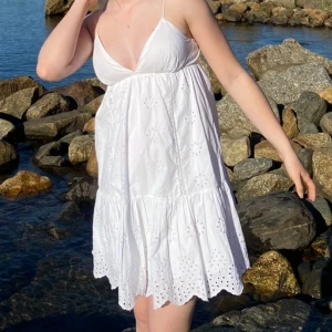 Jättesöt vit klänning från Zara - En vit supersöt kort klänning från Zara, perfekt som midsommarklänning. Använd några få tillfällen under sommaren för två år sedan, i fint skick 🌸 tveka inte att höra av er för mer bilder/information. 