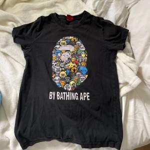 En bape tröja/baby tee. Säljer pga att den inte används längre. Köparen står för frakt och pris kan diskuteras🤍