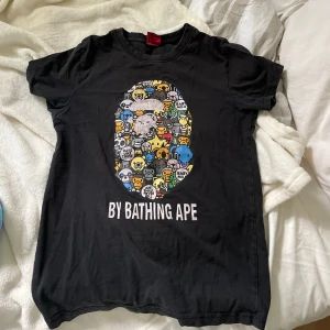 Bape tröja  - En bape tröja/baby tee. Säljer pga att den inte används längre. Köparen står för frakt och pris kan diskuteras🤍