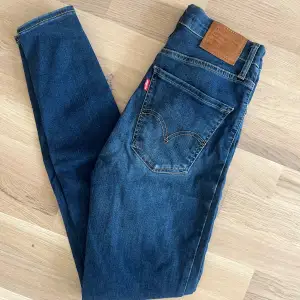 Levis jeans i modellen Mile High Super Skinny i strl 25. Använda men är i fint skick.