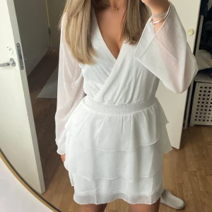 Volangklänning - Snygg volangklänning, använd en gång dvs toppskick, nypriset va 700 kr