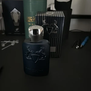 Pdm Layton sample - Säljer samples av Layton Royal essence för riktigt bra priser! Man kan köpa hur många ml man vill men har fasta priser för 5 och 10ml som är   5ml=159kr 10ml=289kr In och köp!