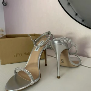 Steve madden klackar - Steve madden klackar. Klackhöjden är 10cm. Strl 37. Endast använda 1 gång.