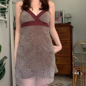 Leopard-klänning - Kort klänning i leomönster med dubbla lager och med bruna detaljer! Från märket Clockhouse 🤍