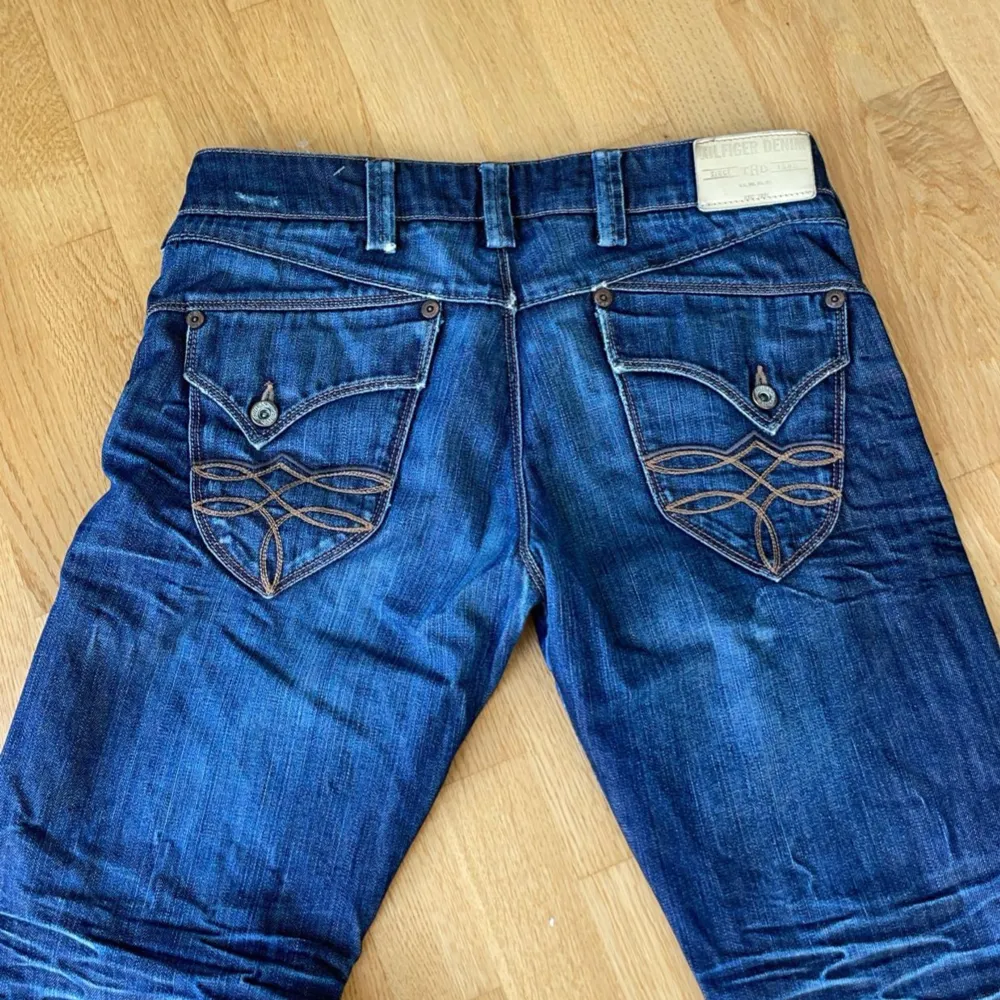 Raka snygga jeans som inte riktig är min stil, super fina bakfickor. De ska vara midja 29 men passar mig med 30, de är lite kortare än längd 32 enligt mig. Färger är inte lika stark som på bilderna!! . Jeans & Byxor.