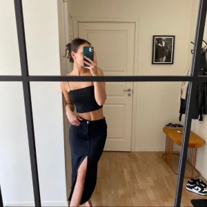 Maxikjol - Svart lång jeanskjol i strl xs. Kan hämtas i Göteborg eller postas mot fraktkostnad !