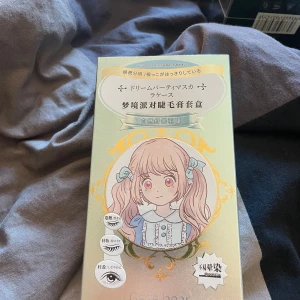 Koreansk mascara + förlängning  - En super fin koreansk mascara som ger en fyllning på fransar genom korta hårstrå som finns i den andra delen, den första delen i kitet är en mascara den andra innehåller korta hårstrå som förlängar dina fransar när du lägger den på mascaran. 