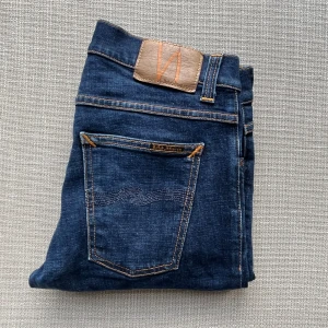 Nudie jeans - Hej! Säljer nu dessa nudie jeans i en otroligt snygg och populär färg! | Storlek: 30/32 | Skick: 9/10 | Nypris = 1600, mitt pris, 399kr