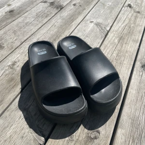 Sommarskor - Svarta tofflor köpta från ASOS. Använda ett par gånger men ser nya ut! Säljer för att de är lite små för mig <3