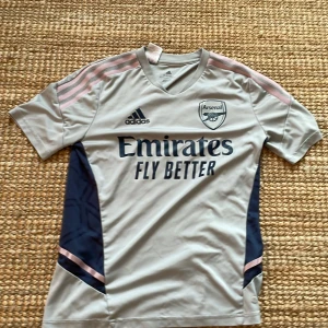Arsenal tränings tröja - Arsenal tränings tröja hur snygg som helst säljer pga den ej passar mig✅