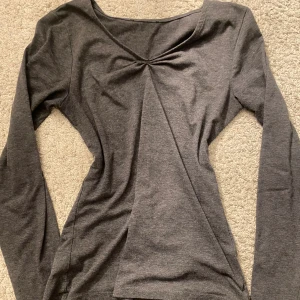 Grå Tröja - Egen sydd detalj på framsidan💕 Finns ingen lapp med märke eller storlek men gissar på XS💕
