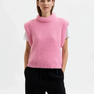 Selected femme väst - Otroligt fin rosa stickad väst från modemärket selected femme🩷 aldrig använd och köpt för 700kr🩷  OBS! Alla saker som köps innan 17 skickas samma dag när du köper hos mig!🩷