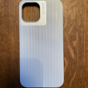 Nudient silikon mobilskal IPhone 12 / 12pro - iPhone 12 / 12pro mobilskal från Nudient i silikon.  Fint skick men litet slitage (se bild 3). Nypris: 400kr. 🤍🤍