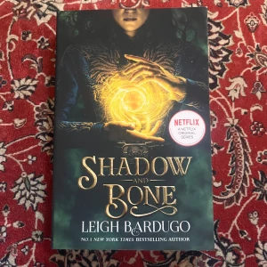 Shadow and bone  - Aldrig läst av mig, köpt här på Plick 