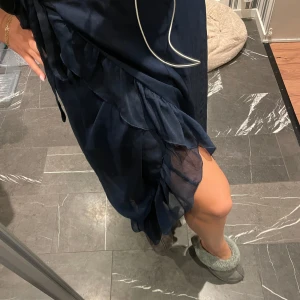 Söt volangkjol - Supersöt marinblå volangkjol i midilängd från veromoda, nyskick i storlek M