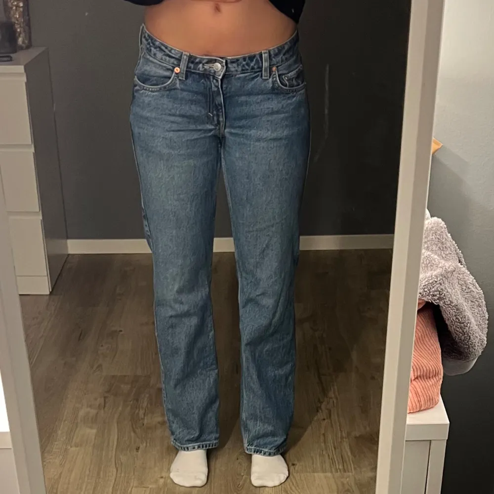 Snygga jeans perfekta till sommaren! Lågmidjade jeans från weekday. I modellen arrow low straight! Säljer då jag inte andvänder dom💕. Jeans & Byxor.