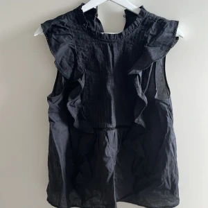 Svart blus med volang - Jag säljer nu denna super söta blus med volang från bikbok eftersom att den inte riktigt passar mig💕 Den är i storlek S och är endast testad, den är alltså i nyskick! Pris kan diskuteras och skriv för fler bilder💕💕