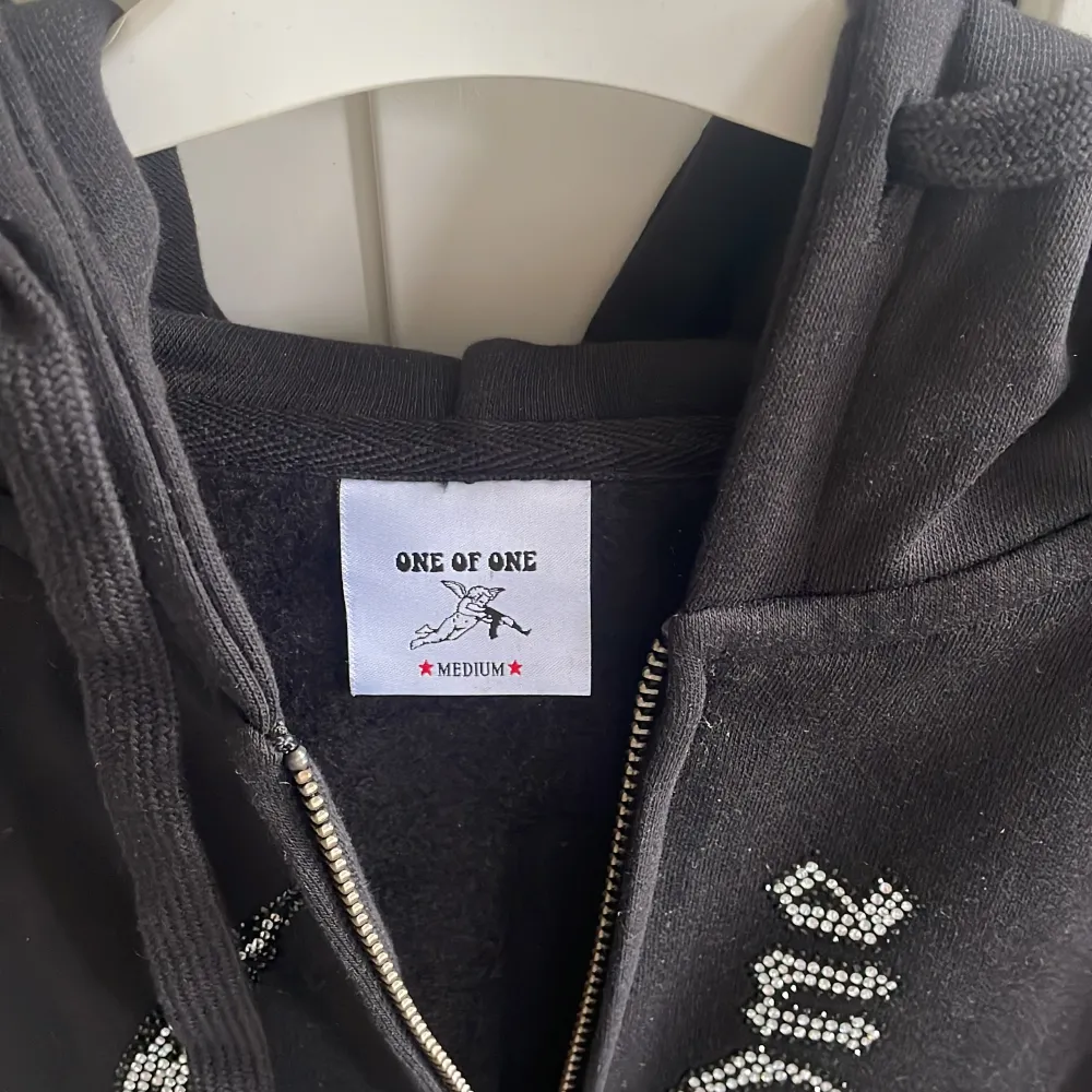 One of one zip hoodie i storlek medium, helt oanvänd och skick är 10/10. Hoodies.