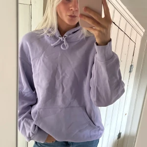 Hoodie -  Superfin och mjuk lila hoodie som tyvärr inte kommer till användning, aldrig använd!