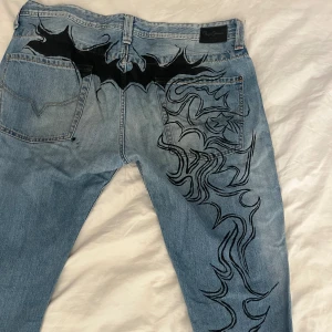 Baggy jeans  - Rikgit stora byxor, feta. Använda nån gång, köpt på second hand från början. Målade av mig. Köparen står för frakten.