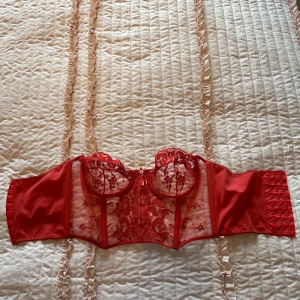 Röd korsett  - Använt endast en gång på halloweenfest, passar som storlek 70B.