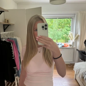 Topp - Ljusråsa babytee aldrig använd! Tryck gärna på köp nu!💕