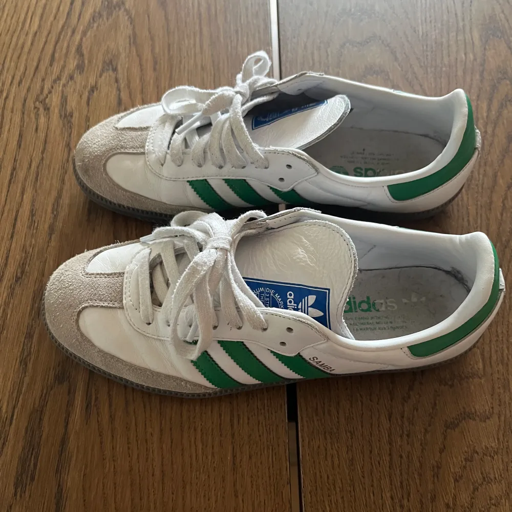 Sparsamt använda adidas samba i väldigt bra skick. . Skor.