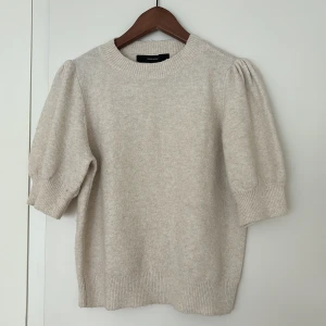 Beige stickad tshirt - Trendig stickad topp från vero moda❤️ bra skick