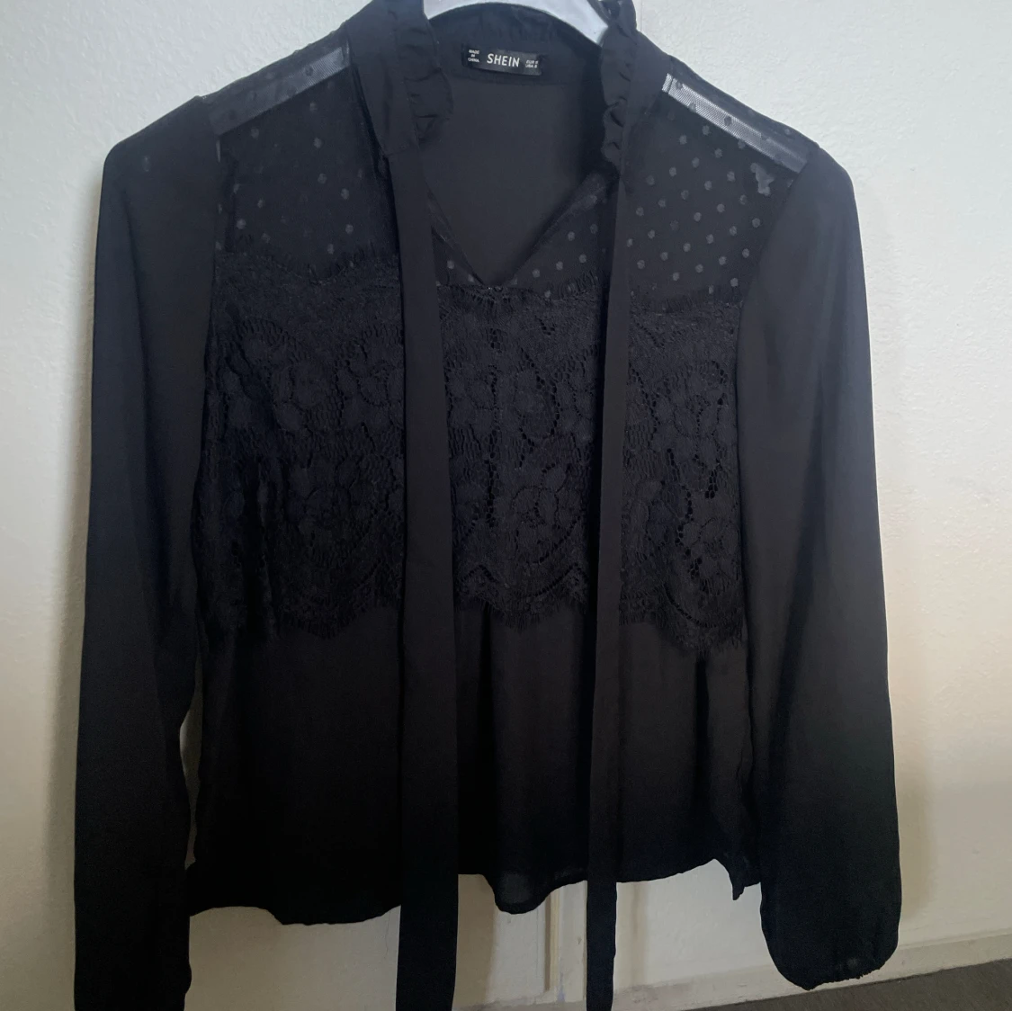 svart blus med spets detaljer