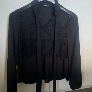 svart blus med spets detaljer - jättefin, använd en gång💕
