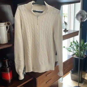 Half zip Selected homme - Säljer nu denna riktigt feta kabelstickade half zip tröjan i en galet snygg beige färg Storlek S (168-178) Nypris 799 mitt pris 349