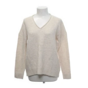 Lindex stickad tröja  - Stickad beige tjockare tröja från Lindex, knappt använd, i superfint skick. Perfekt till en kylig sommarkväll. 