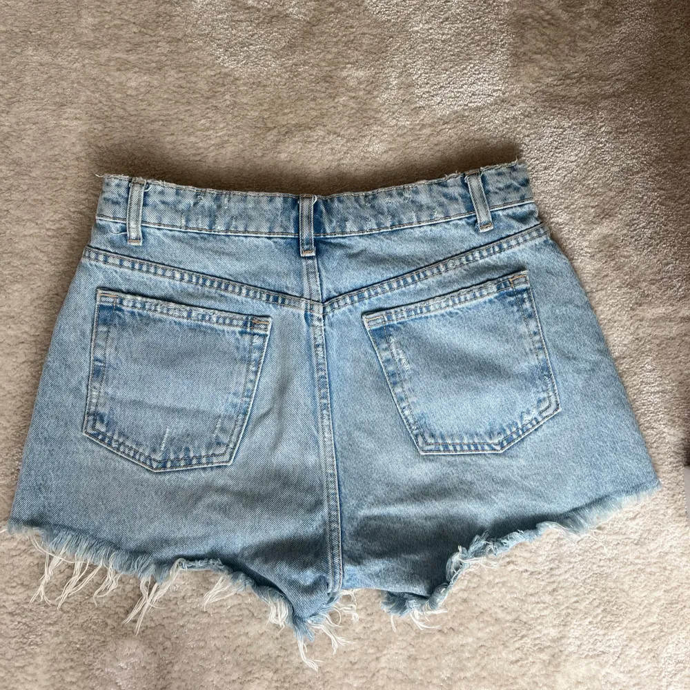 Fina jeansshorts från Zara i storlek 38. Shorts.