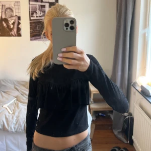 Svart tröja med volang  - Toppen skick, köpt second hand 