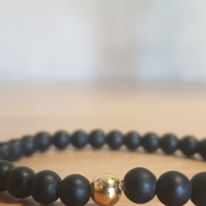 Blvckout beaded armband - No size, nyskick, aldrig använd. Svart stenkulor med silvrig eller guldig detalj