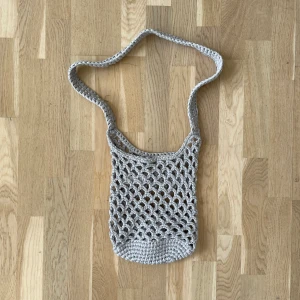 Weekday Joline Crochet Handbag - Joline Crochet Handbag från weekday. Oanvänd! Jättefin och perfekt till sommaren :) färgen är typ ljusblå/grå. Hojta om du undrar något :) 