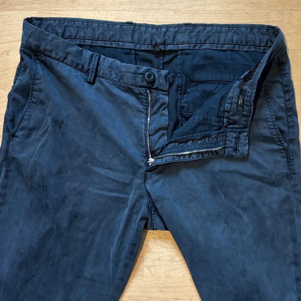 Chinos i grymt skick from Massimo Dutti. Riktigt skönt material. Storlek 42, passar 32/32 ungefär. . Jeans & Byxor.