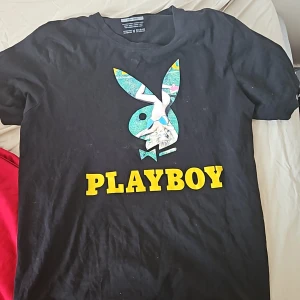 Playboy tshirt - Köpt tidigare från annan person så den är använd men inte använd av mig.  Den är bra skick 
