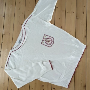 Långärmad tröja, Casalini - Helt vanlig vit vintage bomullströja, med lite extra attityd bara.. I gott skick, storlek M/S beroende på bärare.