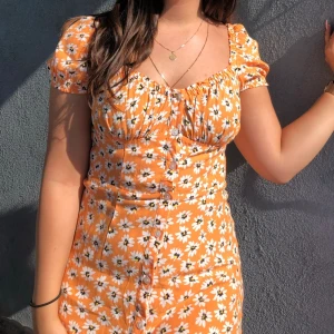 Blommig klänning - Super söt blommig klänning från Bershka! Den har blivit för liten för mig. Frågor eller fler bilder? Skriv i chatten! 🥰