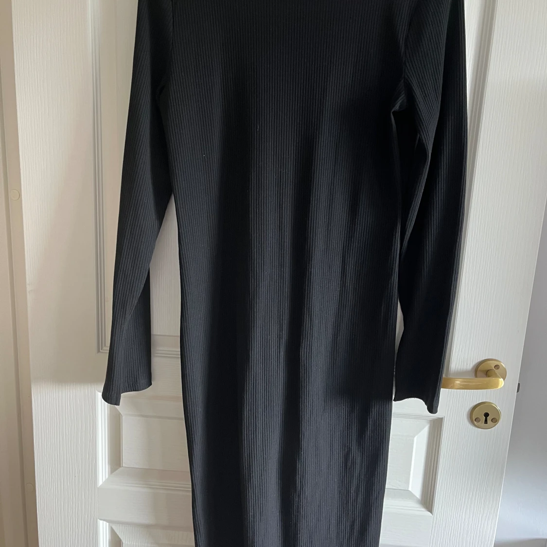 Svart enkel v-ringad klänning - 91