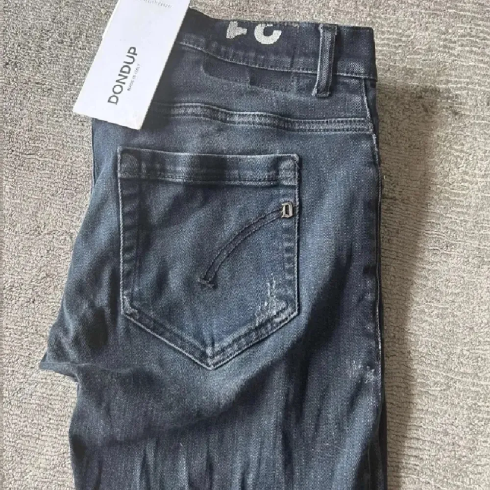 Tjena jag säljer ett par Dondup jeans i modell George och storlek 31. De har ett nypris på 4000 kr och är i skick 9/10😇😇😇. Jeans & Byxor.