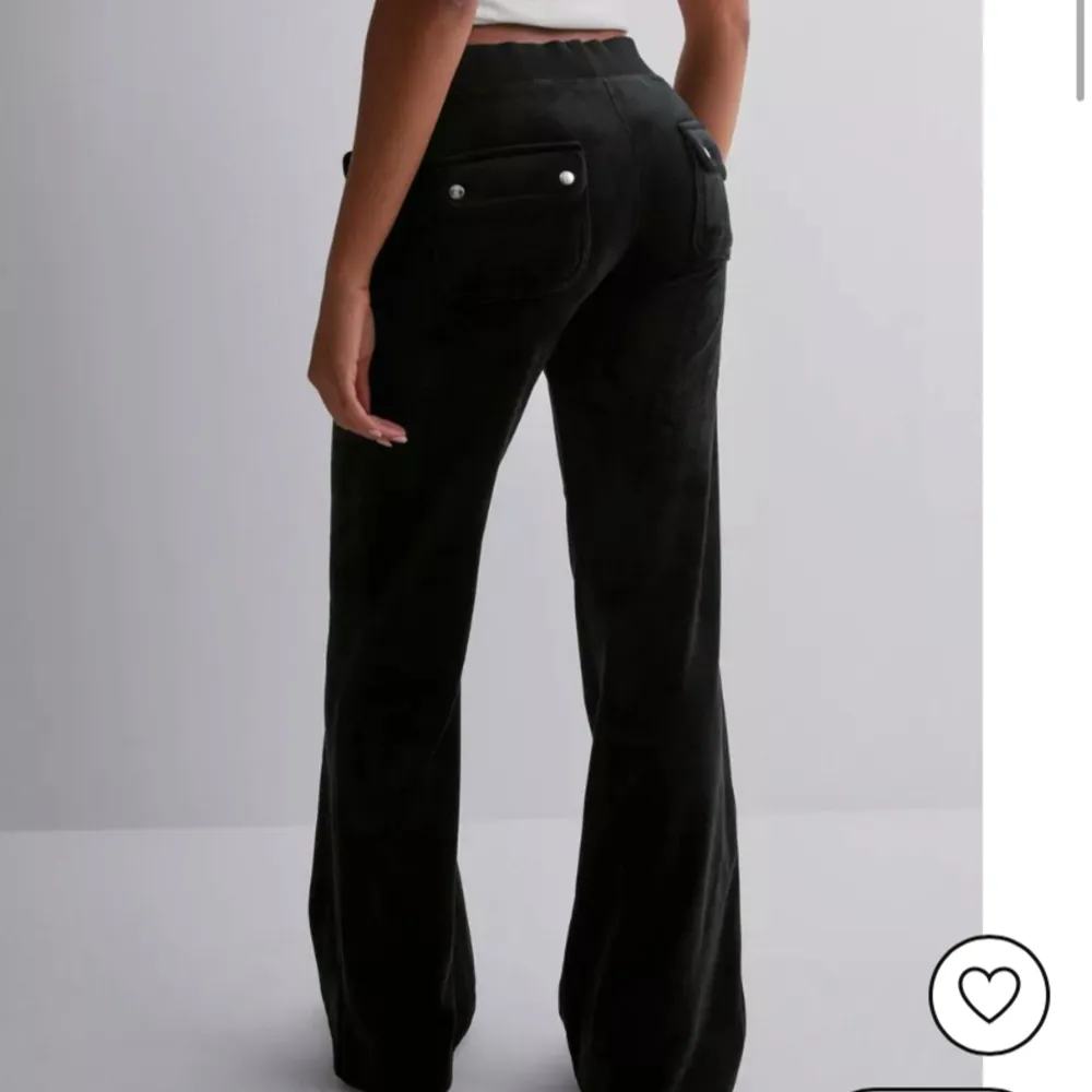 Säljer dessa svarta juicy byxorna då jag inte använder dom, dom har inga defekter , nypris 1199kr.pris kan diskuteras. Storlek xs men jag är vanligt vis en s och dom sitter bra så skulle säga att den passar både xs och s :)hör av er för mer bilder. Jeans & Byxor.