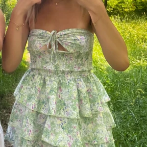 Supersnygg klänning!! - SUPERSNYGG klänning, perfekt till midsommar, köpt på shein använd en gång, enda bilderna🩷!!