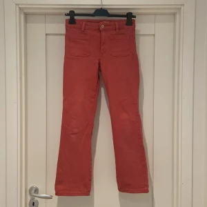 Jeans Mango - Snygga boot cut jeans från Mango. Strl Small (164 cm). Lite stretch i tyget. Ytterbensmått 91 cm Innerbensmått 71 cm Midjemått 70 cm