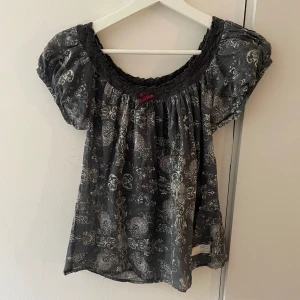 Odd molly blus - Jättesöt odd molly blus. Det står storlek 0 men skulle säga att den passar S. Det är ett litet hål på baksidan längst upp men man kan lätt sy igen det och det syns knappt när man har på sig den💕