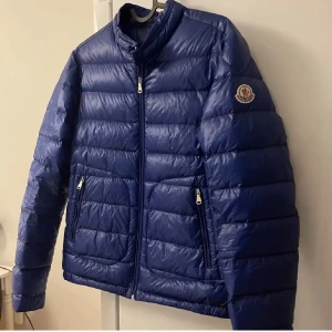 Moncler acuros  - Dags för mig att sälja min moncler jacka eftersom jag söker en ny jacka. Jackan är 10/10 inga hål eller något. Jackan är i storlek 14 years men passar som XS (170)  Kom privat för fler bilder eller kom med rimliga prisförslag😁