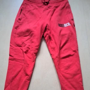 Mjukisbyxor hoodrich  - Hoodrich byxor i perfekt skick, använda ett par gånger bara.