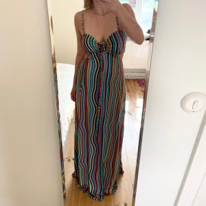 Magisk Sommarklänning  - Helt magisk sommarklänning i drömmigt material! Klänningen har såå fina färger och superfin passform med cutout på sidorna och i ryggen. Klänningen är superstretchig och i nyskick, aldrig använd, tyvärr för lång för mig som är 158 cm. 🌷🫧☀️